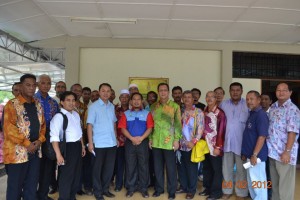 SEBAHAGIAN ahli KERABAT tidak melepaskan peluang bergambar kenangkenangan bersama Abdul Halim Hussain (hadapan, enam dari kanan) dan Yusmadi Yusoff (hadapan, tiga dari kiri) pada Majlis Pelancaran dan Penyampaian Sumbangan KERABAT di Dewan Bailora Mastika di sini baru-baru ini.