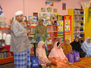 MOHD. Tuah Ismail (kiri sekali) ketika menyampaikan tazkirah kepada golongan wanita bersempena program Semarak Ramadhan Bersama Wanita Kampung Titi Teras, Pulau Betong di sini baru-baru ini.