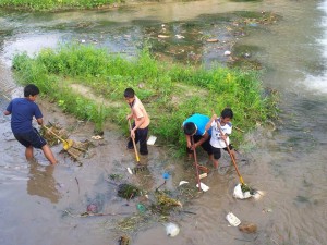 SEKUMPULAN kanak-kanak bersemangat membersihkan kawasan sungai bersempena penganjuran Program Gotongroyong Membersih Sungai sempena Karnival Cintai Sungai Kita di Pulau Betong, Balik Pulau.