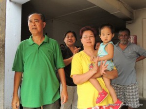 ANTARA penduduk yang hadir pada majlis perasmian papan kenyataan di Blok M, rumah pangsa Taman Free School di sini baru-baru ini.