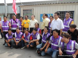 PASUKAN Peronda Sukarela (PPS) Sungai Pinang bergambar kenang-kenangan dengan Ketua Menteri dan pucuk pimpinan selepas selesainya Majlis Perasmian Pusat Aktiviti Sungai Pinang.