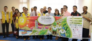EXCO Kerajaan Tempatan dan Pengurusan Lalulintas, Chow Kon Yeow (tujuh dari kanan) bergambar bersama-sama barisan penganjur program Ride For Cleaner Greener Penang 2013 yang bakal berlangsung pada 6 Januari ini.