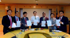 KETUA Menteri, Chow Kon Yeow (tiga dari kanan) bersama barisan Exco Kerajaan Negeri Pulau Pinang menunjukkan surat yang telah dihantar kepada pihak kerajaan persekutuan berhubung cadangan perkhidmatan tambang bas percuma dengan subsidi RM10 juta setahun daripada Kerajaan Negeri