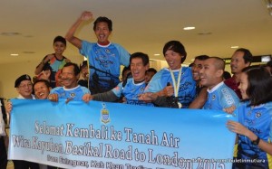 EMPAT wira kayuhan ‘Road to London 2012’ diraikan ketika tiba di Lapangan Terbang Antarabangsa Bayan Lepas di sini baru-baru ini.