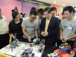 SALAH seorang mentor menerangkan fungsi dan operasi motorsikal robotik kepada Ketua Menteri sempena 1st Robotics Challenge 2012 di sini baru-baru ini.