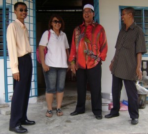 (Dari kiri), SAIFUL Azli, Chek Yeok Lian, Mohd. Salleh Man dan wakil JKKK Permatang Pauh di depan rumah baru yang dijangka siap sebelum Ogos ini.