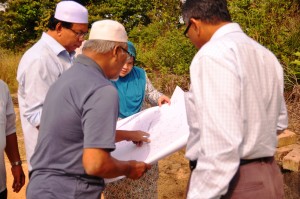 MOHD. Salleh Man (tiga dari kanan) ditemani Masirah Che Ani (bertudung biru) tekun mendengar penjelasan wakil penduduk berhubung masalah dihadapi.