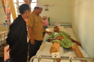 MOHD. Salleh Man (dua dari kiri) meninjau keadaan Abdullah Ibrahim di Hospital Seberang Jaya di sini baru-baru ini.