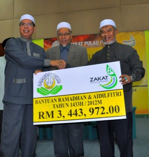 MOHD. Salleh Man (kiri sekali) menyerahkan replika cek kepada Pengerusi ZPP, Ellias Zakaria (kanan sekali) sambil diperhatikan Mufti Pulau Pinang, Datuk Hassan Ahmad.