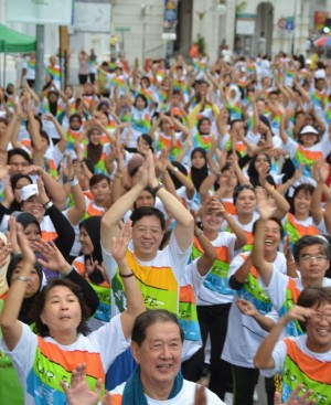 KETUA Menteri bersama-sama memeriahkan sesi senamrobik Hari Tanpa Kenderaan di sini baru-baru ini.