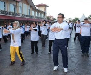 AKSI Abdul Halim Hussain (depan, kanan) dan Patahiyah Ismail (depan, kiri) ketika menyertai program senamrobik di Balik Pulau.