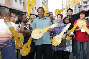 PARA penghuni Halaman Kenanga tersenyum girang selepas menerima kunci kediaman masing-masing pada tempoh tiga bulan lebih awal daripada Ketua Menteri di sini baru-baru ini. Gambar oleh Law Suun Ting.