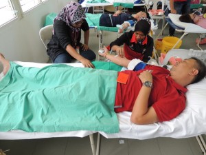 SALAH seorang penderma yang menjayakan Kempen Derma Darah anjuran ADUN seri Delima dan JKKK Island Glades di sini baru-baru ini