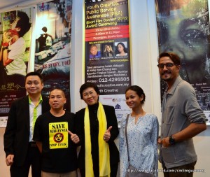 LYDIA Ong Kok Fooi (tengah) bergambar kenangan bersama-sama Sharifah Amani (dua dari kanan), Bront Palarae (kanan sekali) dan Ho Juang (dua dari kiri) pada Majlis Anugerah Peraduan Filem Pendek 2012 di sini baru-baru ini.