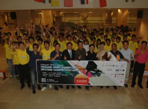 LYDIA Ong Kok Fooi (depan, lima dari kanan) dan Ar. Patahiyah Ismail (depan, empat dari kanan) bersama para peserta menunjukkan tanda bagus bersempena penganjuran Penang Freestyle Skating Competition 2012 di sini baru-baru ini.