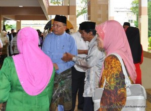 FARIZAn Darus (berbaju Melayu biru) bersalaman dengan hadirin yang hadir pada majlis rumah terbukanya.