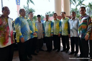 BARISAn pucuk kepimpinan Kerajaan negeri bergambar bersama-sama Abdul Rahman Abbas di (empat dari kiri) Majlis Rumah Terbuka Kerajaan negeri.