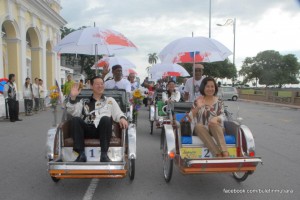 BETTY Chew Gek Cheng (depan, kanan) dan Ketua Menteri menaiki beca sempena Majlis Pelancaran Sambutan Ulang Tahun Ke-4 George Town Sebagai Tapak Warisan Dunia UNESCO ‘Live Heritage’ di sini baru-baru ini.