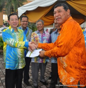 ZAKARIA Md. Noor (kanan sekali) berjabat tangan dengan Ketua Menteri sambil diperhatikan Mansor Othman (tengah), Abdul Halim Hussain (dua dari kiri) dan Rosli Jaafar (dua dari kanan) pada majlis sumbangan Ramadhan kepada masjid-masjid Seberang Perai di sini baru-baru ini