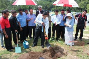 KETUA Menteri menanam pokok sebagai simbolik dalam menjadikan Pulau Pinang negeri hijau pertama di Malaysia.