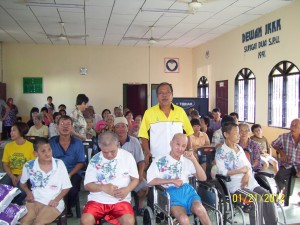 MOHD. Fahmi bergambar kenang-kenangan dengan para penerima sumbangan hamper sempena sambutan Tahun Baru Cina di Sungai Dua di sini baru-baru ini.