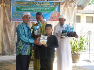 MOHD. Zikri Mohd. Rosli (dua dari kanan) menerima plat kemenangan daripada Maktar Shapee selepas diumumkan johan Pertandingan Alunan Azan bersempena sambutan Maulidur Rasul di sini baru-baru ini.
