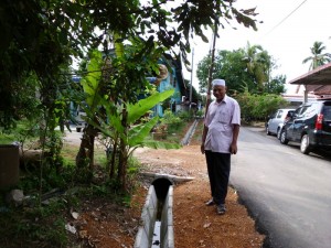 ZAHADI Mohamad melawat keadaan parit konkrit.