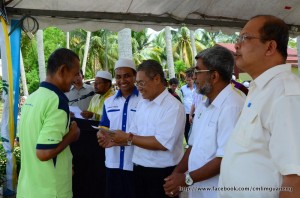 MANsOR Othman (tiga dari kanan) menyampaikan sumbangan cek zakat kepada asnaf sambil ditemani Abdul Malik Abul Kassim (dua dari kanan), Farizan Darus (kanan sekali) dan Rosidi Hussain (empat dari kanan).