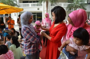 BETTY Chew (tiga dari kanan) membelai seorang bayi pada Majlis Sambutan Minggu Penyusuan Bayi Sedunia 2011 Peringkat Negeri Pulau Pinang di sini baru-baru ini. 