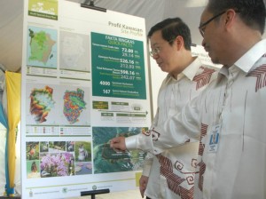 ZAINUDDIN Ahmad (kanan) menjelaskan mengenai draf RKK kepada Ketua Menteri pada Majlis Pelancaran Program Publisiti dan Penyertaan Awam Draf RKK Taman Botani, di sini baru-baru ini.