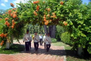 PARA pegawai Taman Botani menemani Ketua Menteri meninjau keindahan taman.