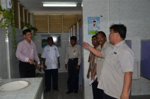 ONG Ah Teong (kiri sekali) mendengar penjelasan daripada salah seorang pegawai MPPP berkenaan tandas 4 bintang di Lorong Kulit di sini baru-barui ini.