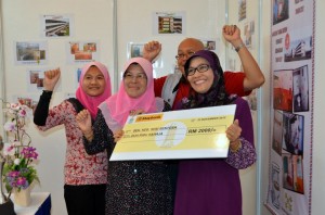 ANTARA pemenang Kempen Tandas Bersih Peringkat Negeri Pulau Pinang ceria menunjukkan replika kemenangan di sini baru-baru ini.