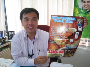 SOON Lip Chee menunjukkan poster yang digunakan bagi kempen kesedaran mengenai pentingnya menjaga kebersihan tandas awam.