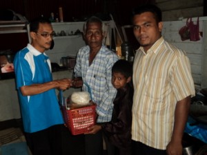 S A L E H I N Mohamed (kiri sekali) bersama pembantunya, Alif Fitri (kanan sekali) ketika mengadakan program ziarah dan lawat ke k e d i a m a n Abdullah Udoh (dua dari kiri) di Kampung Bagan Belat, Telok Air Tawar di sini baru-baru ini.