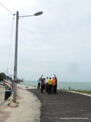 KEADAAN jalan yang siap diturap dan lampu jalan yang dipasang di Kampung Bangsal Rawai di sini baru-baru ini,