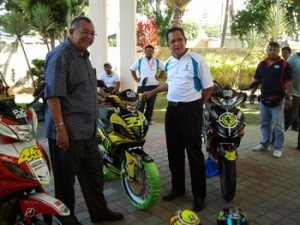 ABDUL Halim Hussain dan Senator Datuk Mustafa Kamal Mohd. Yu s o f ( k i r i s e k a l i ) bergambar bersama motosikal milik H.M.C Motor Club sempena penganjuran Kempen Masyarakat Lestari di sini baru-baru ini.