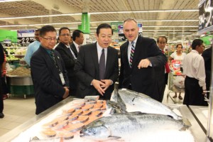 KETUA Menteri tertarik melihat ikan segar bersaiz besar yang terdapat di Tesco Seri Tanjung Pinang bersempena majlis pelancarannya baru-baru ini.  