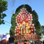 ANTARA kavadi yang dibawa berarak berjalan menuju ke kuil.