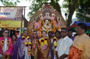 KETUA Menteri dan Ramasamy (tiga dari kiri) bergambar kenangkenangan di salah satu panthal bersempena sambutan Hari Thaipusam.