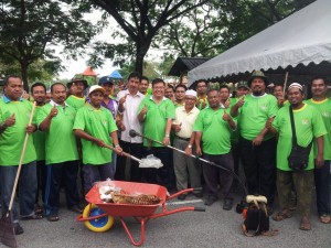 Ahmad Tarmizi Abdullah (barisan depan, berbaju putih) dan Francis Ong Koon Liak (barisan depan, tengah) bersama-sama sukarelawan setempat pada Majlis Gotongroyong Pulau Pinang Bersih, Hijau, Sihat dan Selamat di sini baru-baru ini.