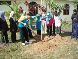 CHOW Kon Yeow (empat dari kiri) menanam pokok teduhan bersempena Program Pulau Pinang Bersih dan Hijau di sini baru-baru ini.  