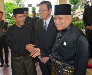 MOHD. Rashid Hasnon (kiri sekali) berjabat tangan dengan Abdul Rahman Abbas (kanan sekali) sambil disaksikan Lim Guan Eng selepas selesai Upacara Mengangkat Sumpah Terima Jawatan Ahli-ahli Majlis Mesyuarat Kerajaan Negeri Pulau Pinang di Dewan Sri Pinang di sini hari ini. 