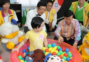 CHOW Kon Yeow (kanan sekali) menemani seorang kanak-kanak bermain bola pada Majlis Pelancaran Perpustakaan Permainan di Balik Pulau di sini baru-baru ini.