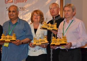 SEBAHAGIAN wakil delegasi menunjukkan replika feri yang diterima daripada Kerajaan Negeri sempena penganjuran Penang International Travel Mart 2012.