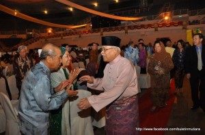 ABDUL Rahman Abbas (depan, kanan sekali) menyambut kehadiran tetamu pada majlis rumah terbuka beliau.