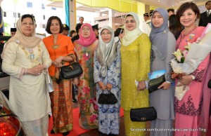 ISTERI kepada TYT, Toh Puan Majimor Shariff (kiri sekali) bergambar bersama-sama isteri-isteri pucuk pimpinan negeri.