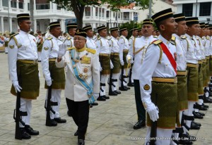 Abdul Rahman Abbas melakukan pemeriksaan perbarisan hormat Rejimen Askar Melayu di-Raja di perkarangan dewan Seri Pinang.