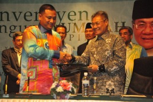 MANSOR Othman (depan, kanan) dan wakil dari Koperasi ANNUR (depan, kiri) berjabat tangan pada Majlis Penubuhan YIPP di sini baru-baru ini.