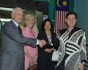 KETUA Menteri (kanan sekali) ditemani isteri, Betty Chew (dua dari kanan) bersalaman dengan Alex Chernov (kiri sekali) sambil diperhatikan isterinya, Elizabeth Chernov (dua dari kiri) sebaik tiba di Lapangan Terbang Antarabangsa Pulau Pinang di sini baru-baru ini.